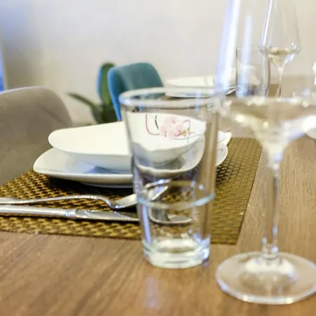 Aurion Riverfront Near Dancing House - Up To 5 Guests Appartamento